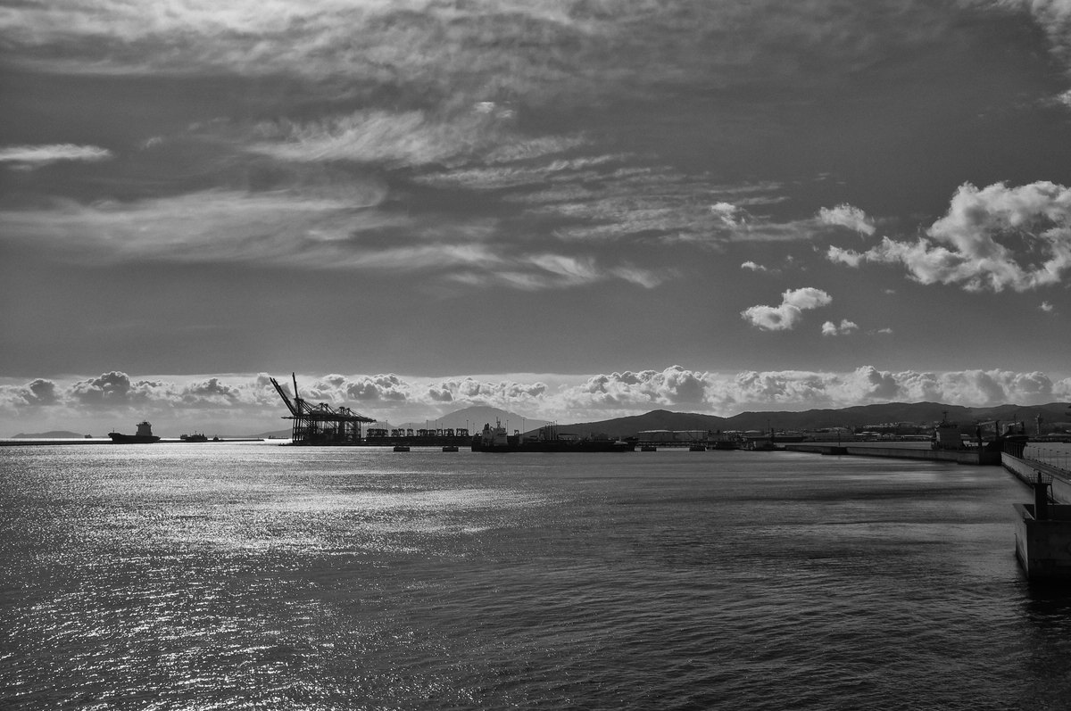 Überfahrt s/w Hafen