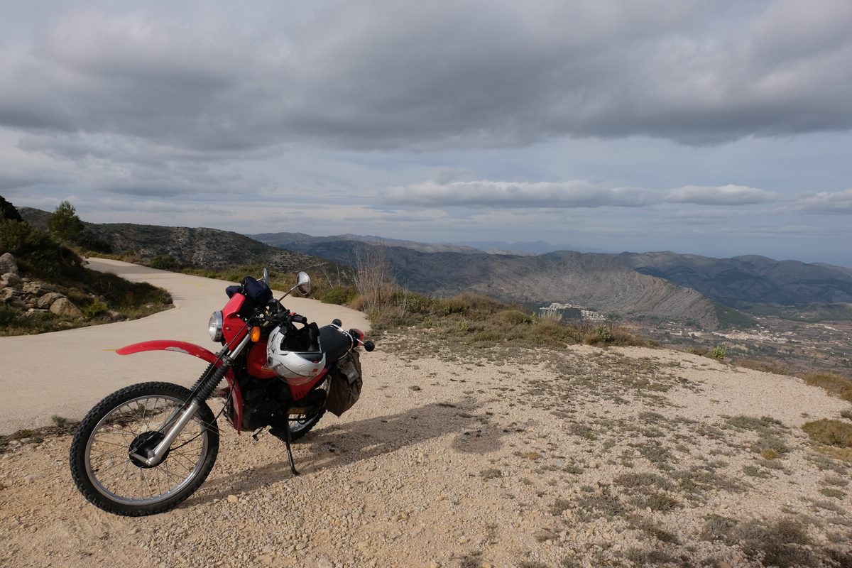 Landschaft mit Moped