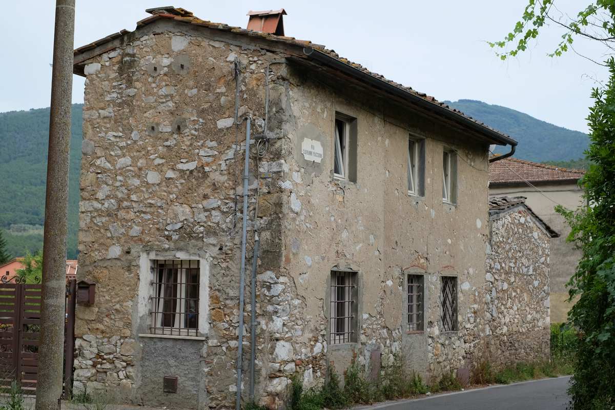 Gelbe Villa drum herum