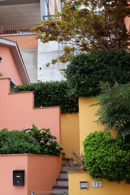 Gelbe Villa drum herum