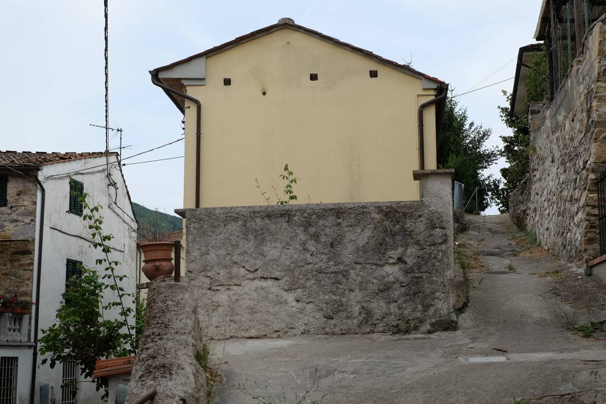 Gelbe Villa drum herum