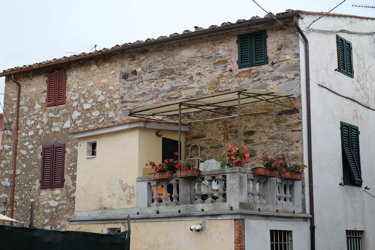 Gelbe Villa drum herum