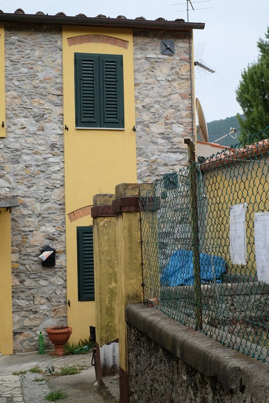 Gelbe Villa drum herum